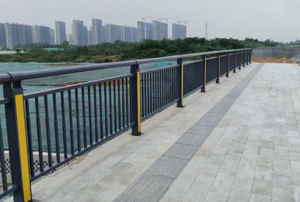桥上护栏